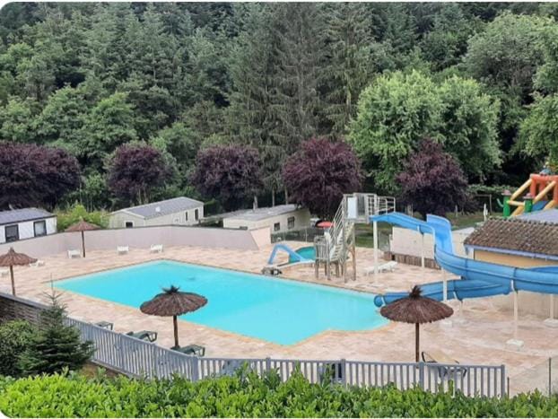 Chalet 4 places au milieu des sapins du Forez - 4 personnes maximum Campground/ 
RV Resort in Auvergne-Rhône-Alpes
