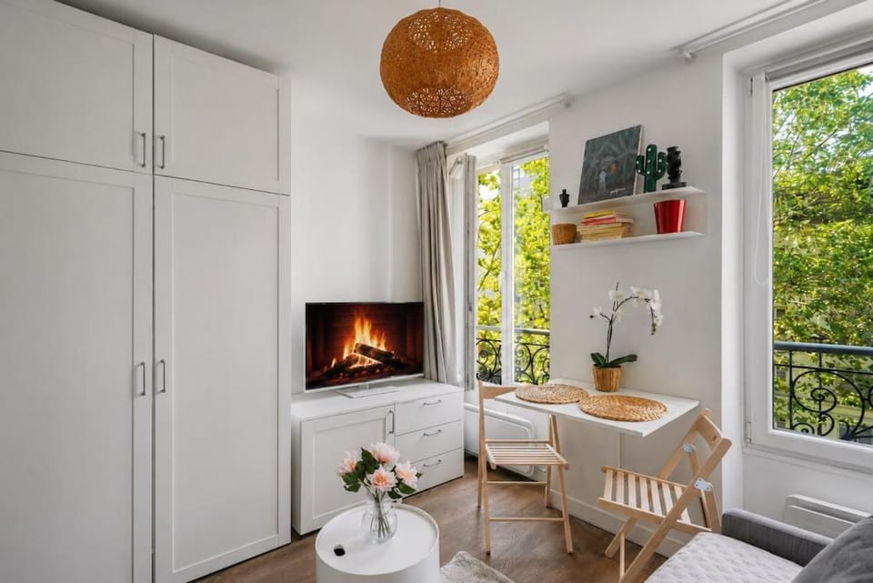 Elegant studio between Montmartre and Les Batignolles Apartment in Paris