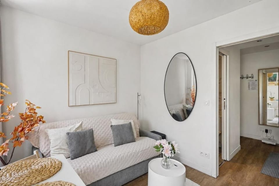Elegant studio between Montmartre and Les Batignolles Apartment in Paris