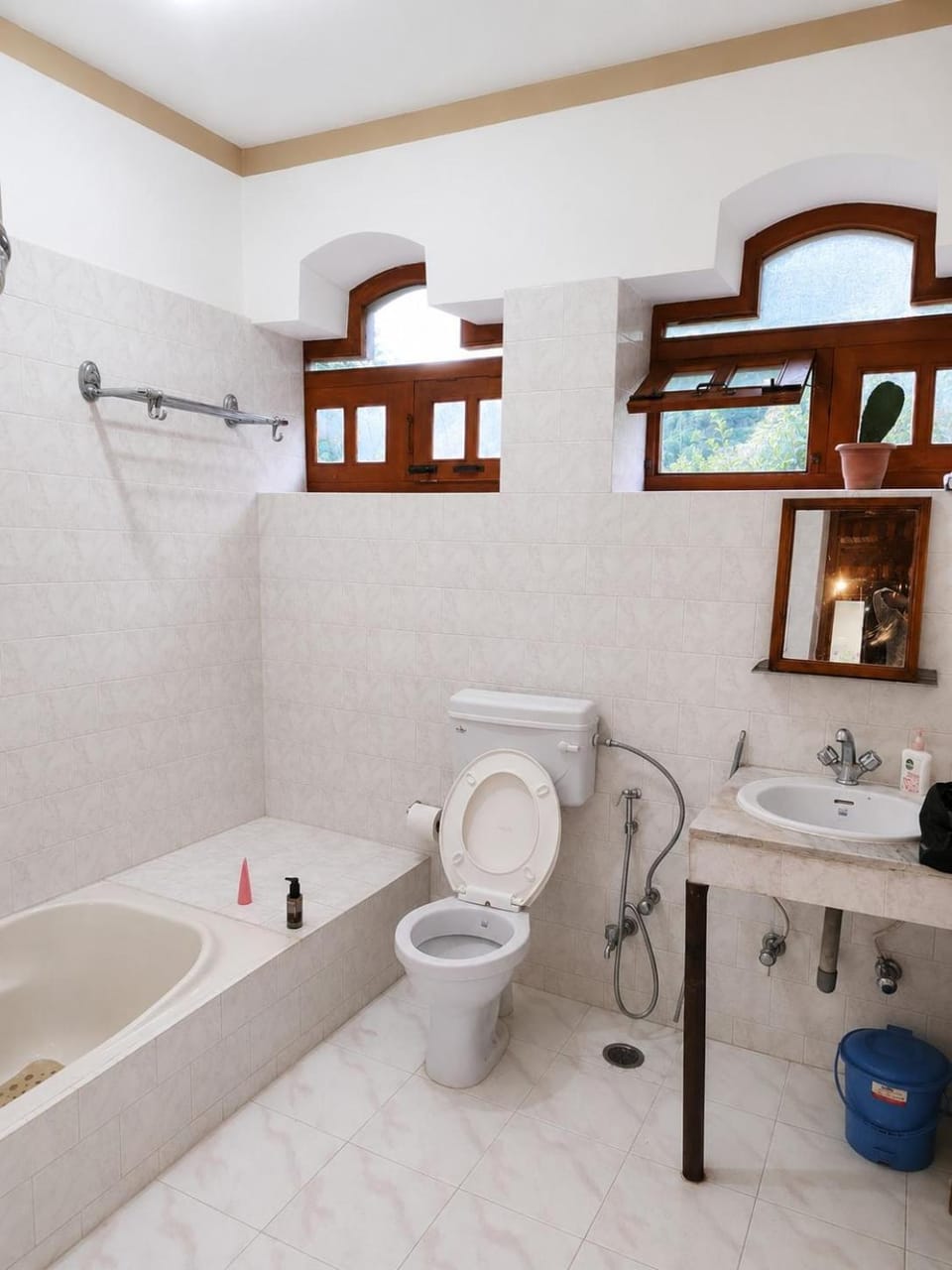 Snow Peaks & Valley Views, Pet-Friendly, Hallan Villa in Himachal Pradesh