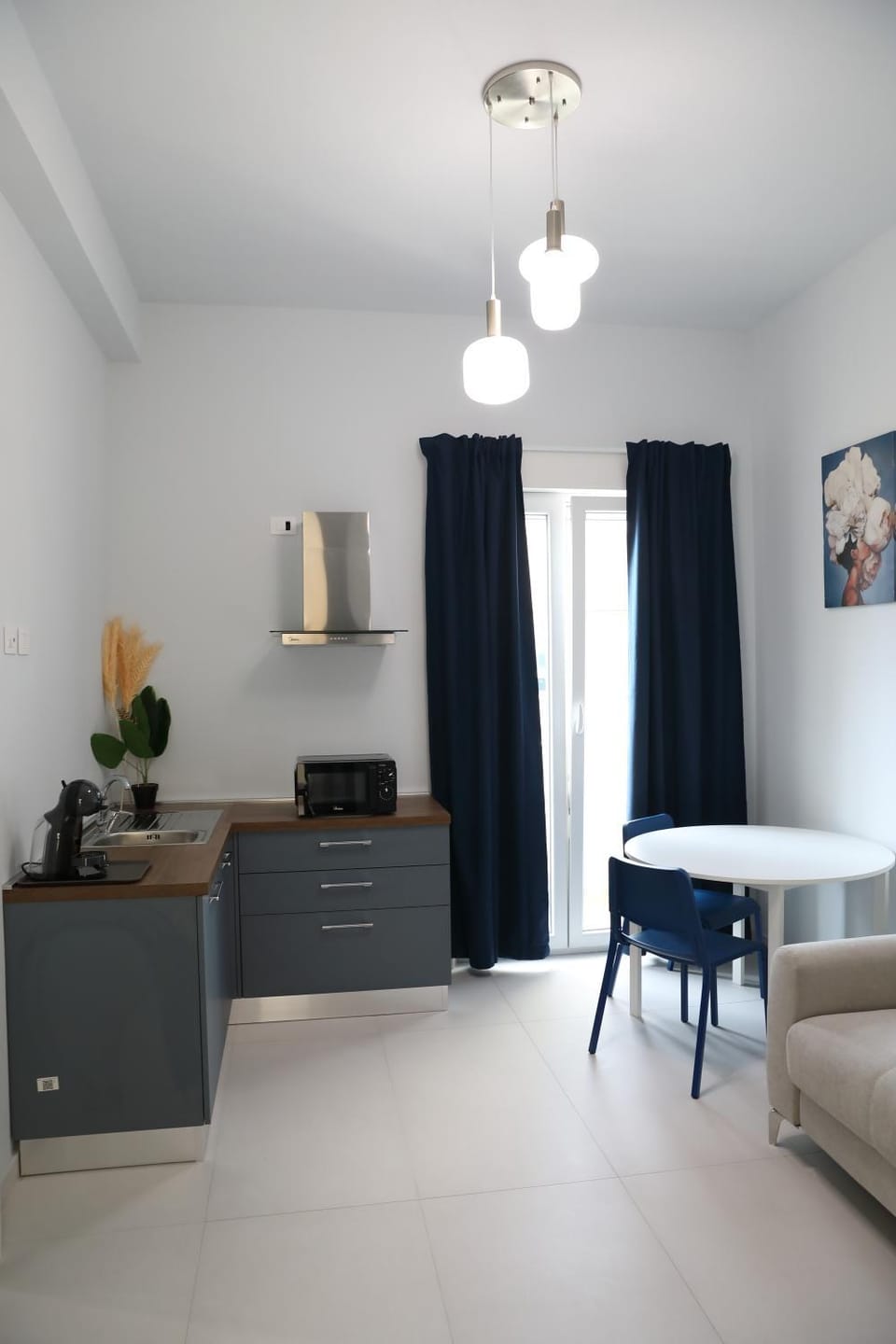 Coffee/tea facilities, Kitchen or kitchenette, Living room, Seating area