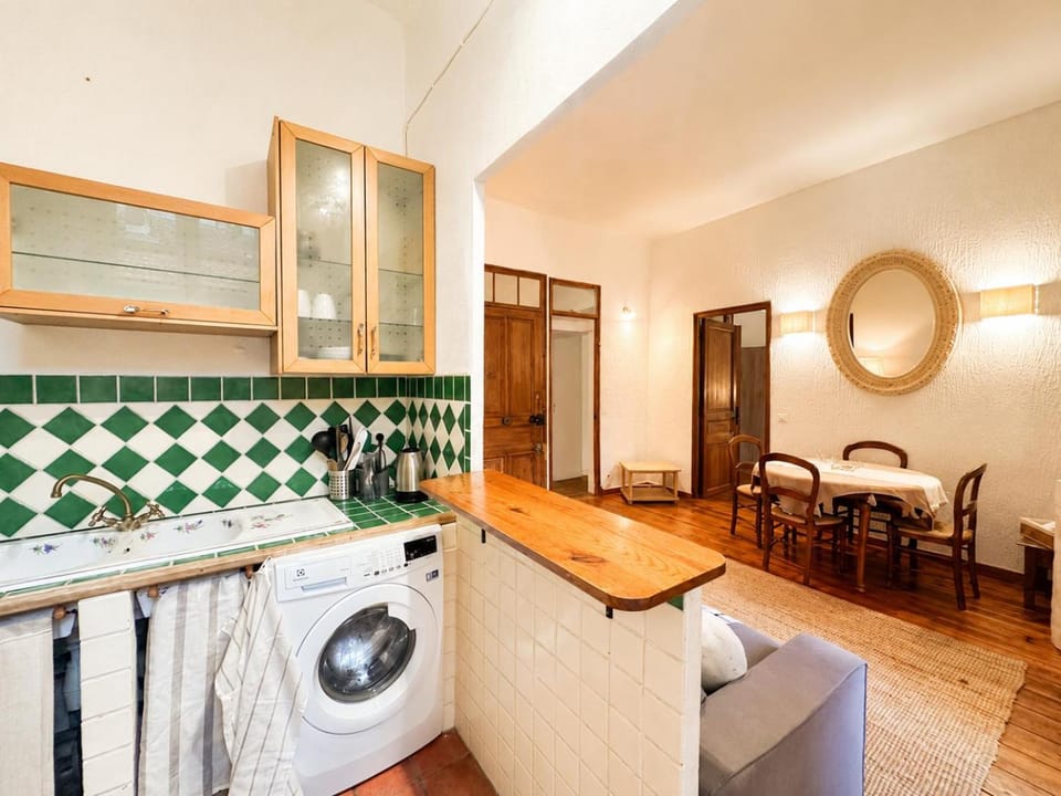 Kitchen or kitchenette, washing machine