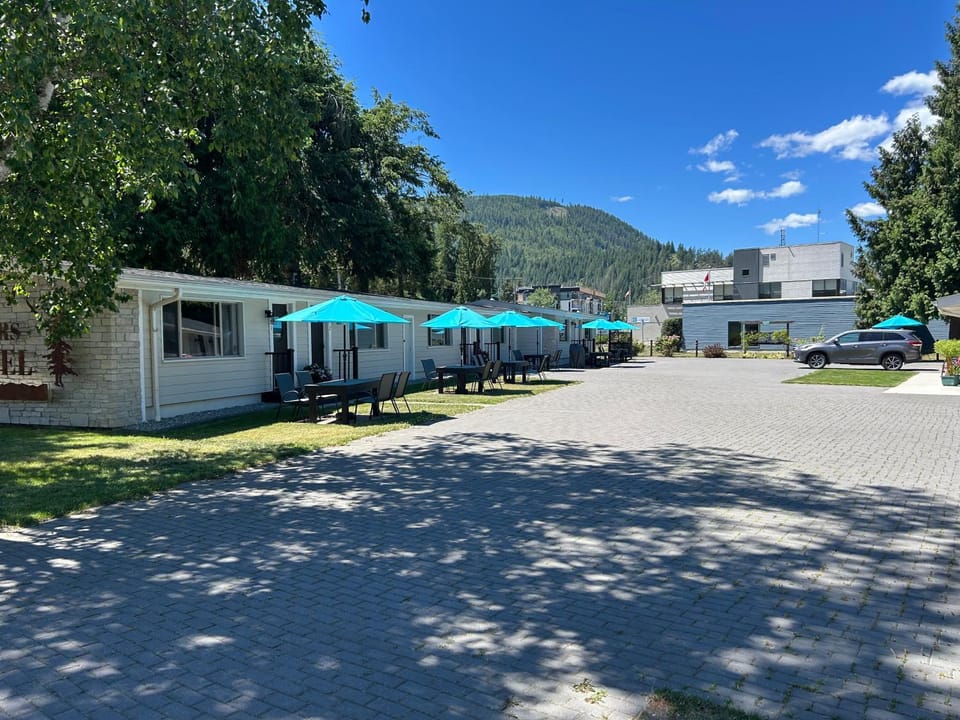 Property building, Day, Natural landscape, BBQ facilities, Mountain view