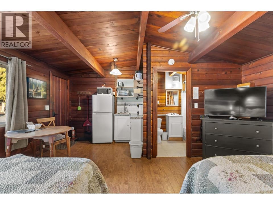 Communal lounge/ TV room, Kitchen or kitchenette, Photo of the whole room
