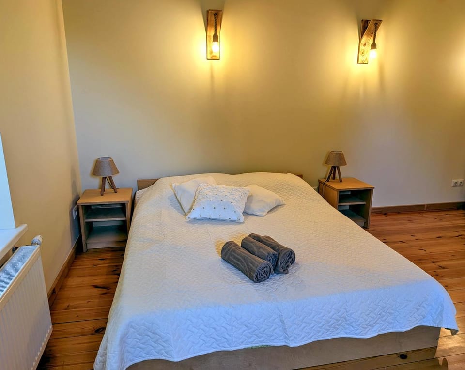Bed, Bedroom, towels