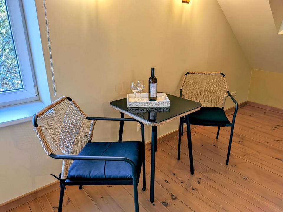 Food and drinks, Seating area, Drinks, Alcoholic drinks