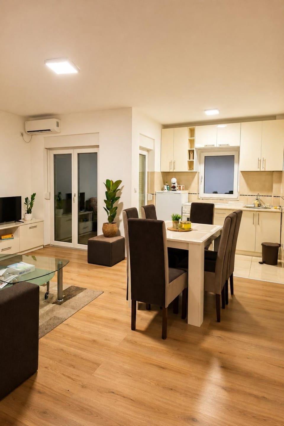 TV and multimedia, Kitchen or kitchenette, Living room, Seating area, Dining area, air conditioner