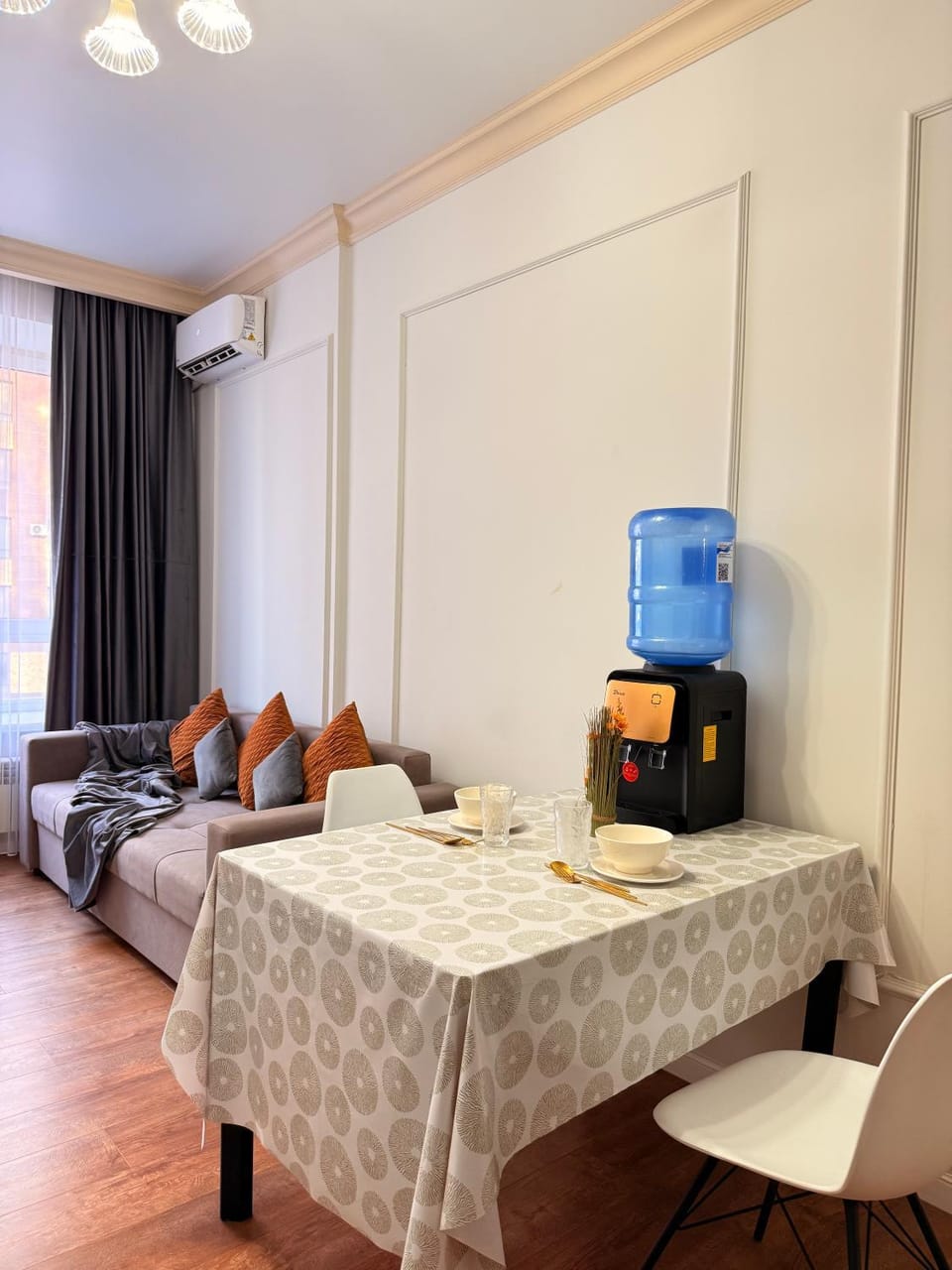 Bed, TV and multimedia, Seating area, Bedroom