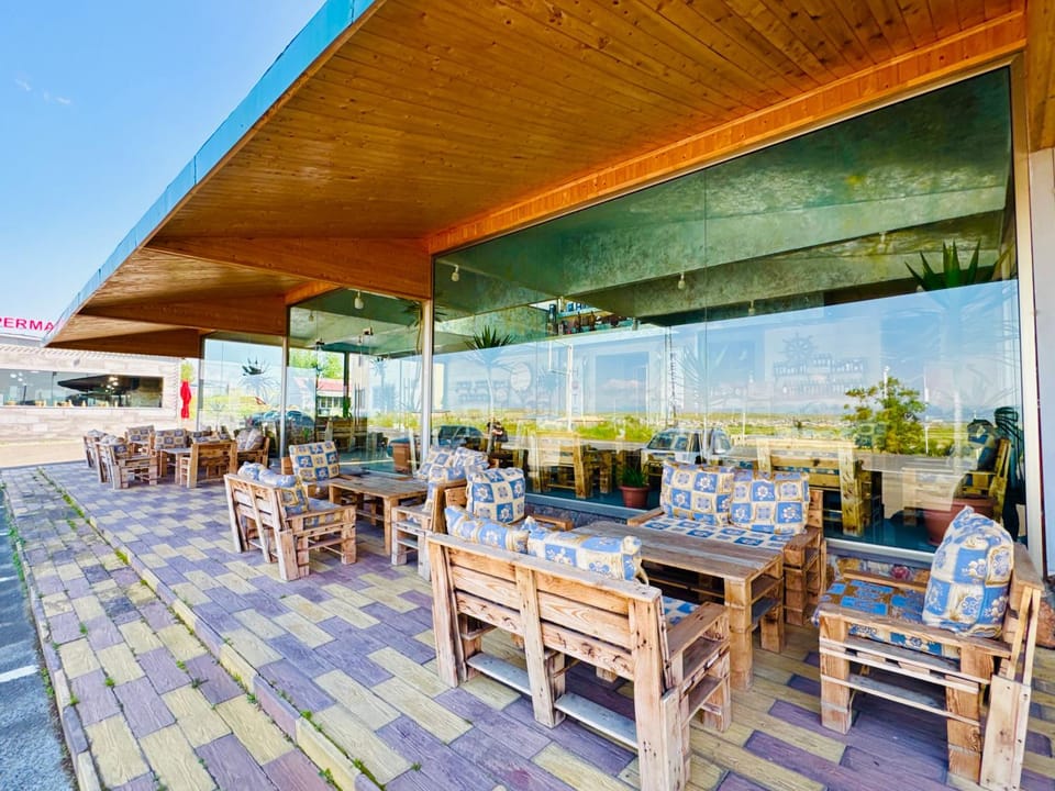 Restaurant/places to eat, Restaurant/places to eat, Day, Balcony/Terrace