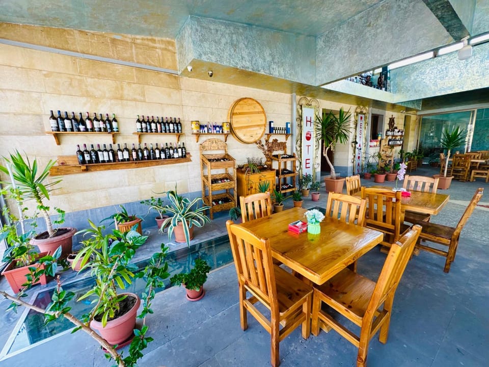 Restaurant/places to eat, Food and drinks, Seating area, Food, Drinks, Alcoholic drinks