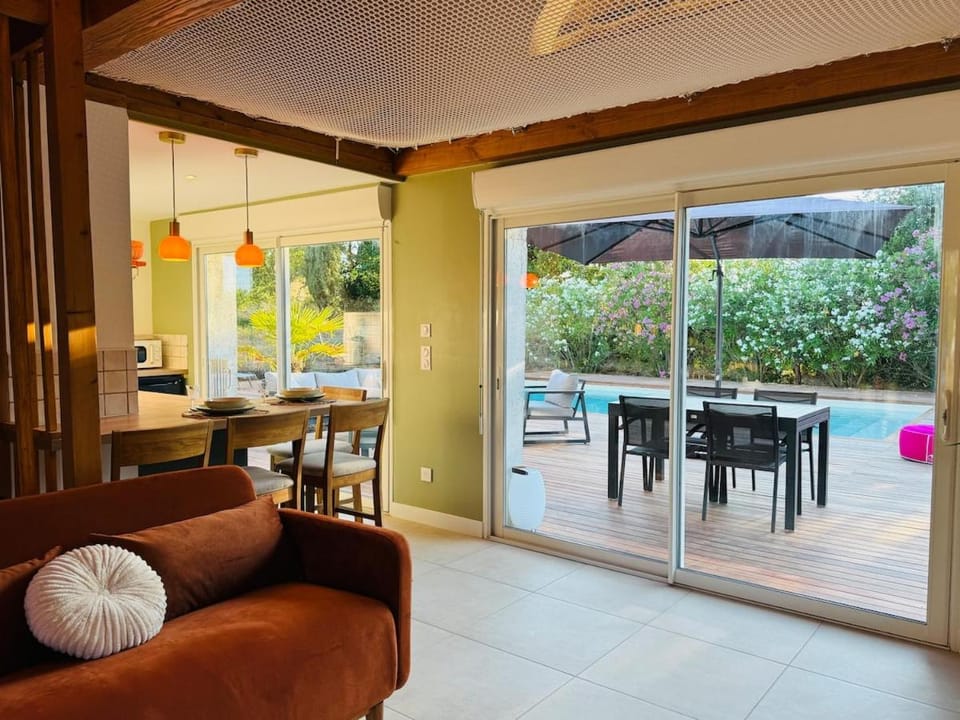 Patio, Garden, Balcony/Terrace, Living room, Seating area, Dining area, Garden view