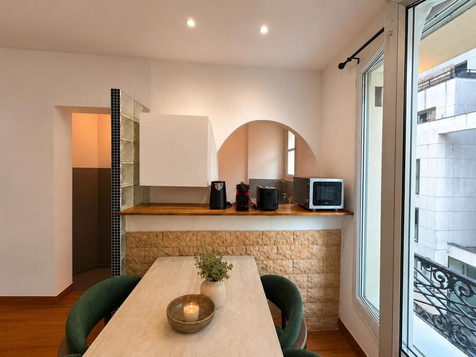 Kitchen or kitchenette, Dining area