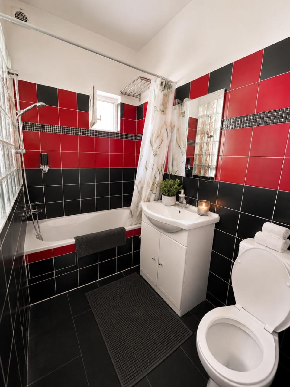 Shower, Toilet, Bathroom, Bath, towels