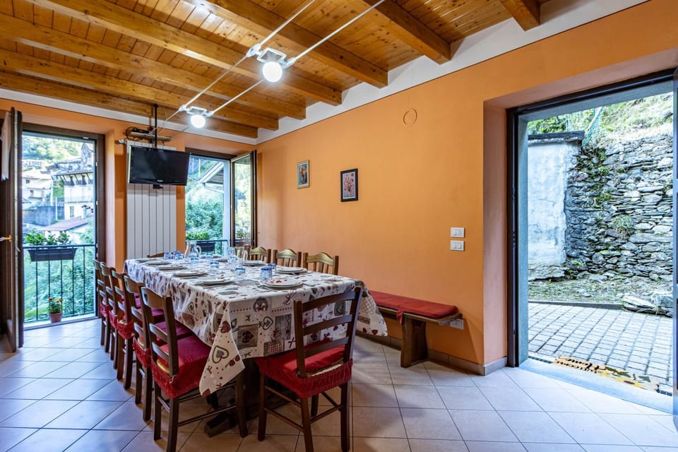 TV and multimedia, Living room, Seating area, Dining area