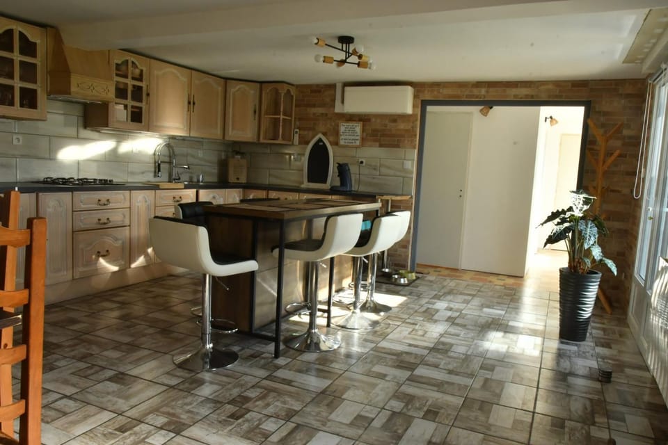 Kitchen or kitchenette, Dining area, dishwasher, oven, pet friendly, stove