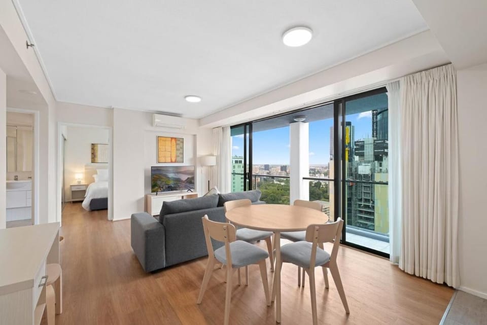 CBD 1BR River & Botanic Garden Views with Pool and Gym Apartment in Kangaroo Point