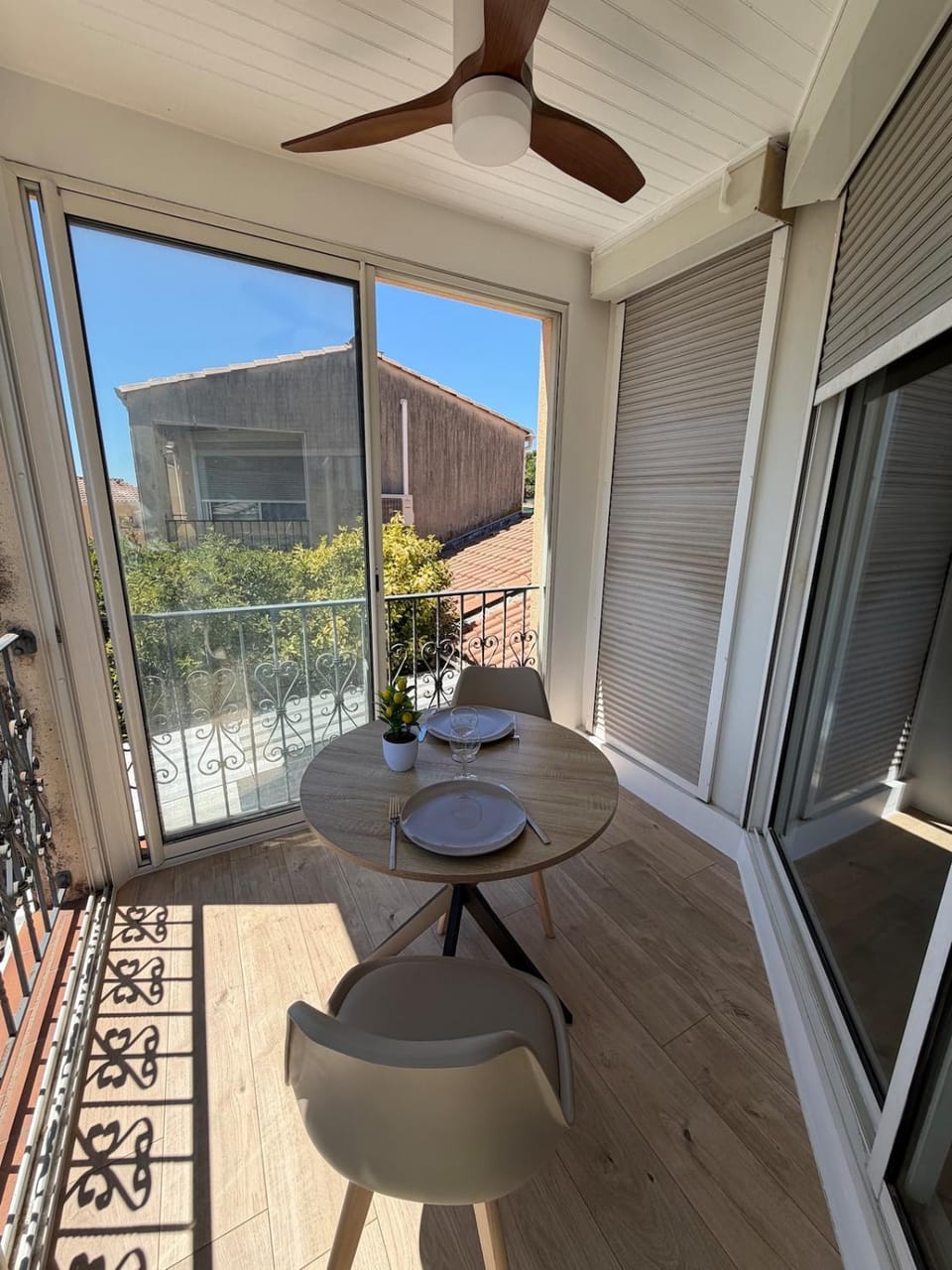 Beau T1 climatisé, terrasse, proche centre ville Apartment in Nimes