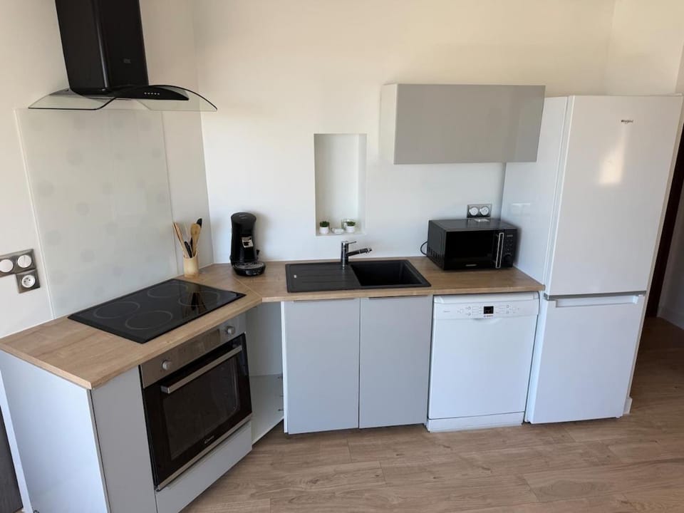 Beau T1 climatisé, terrasse, proche centre ville Apartment in Nimes
