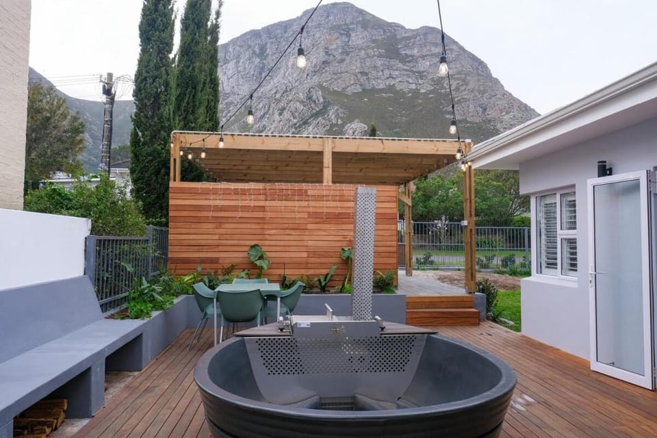 Patio, Natural landscape, Hot Tub, Garden view, Mountain view