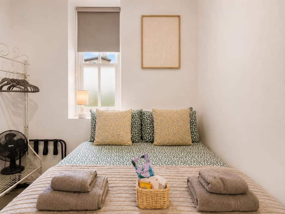 Bright 4BR-4BA Homestay in Kingston Free Parking House in Kingston upon Thames