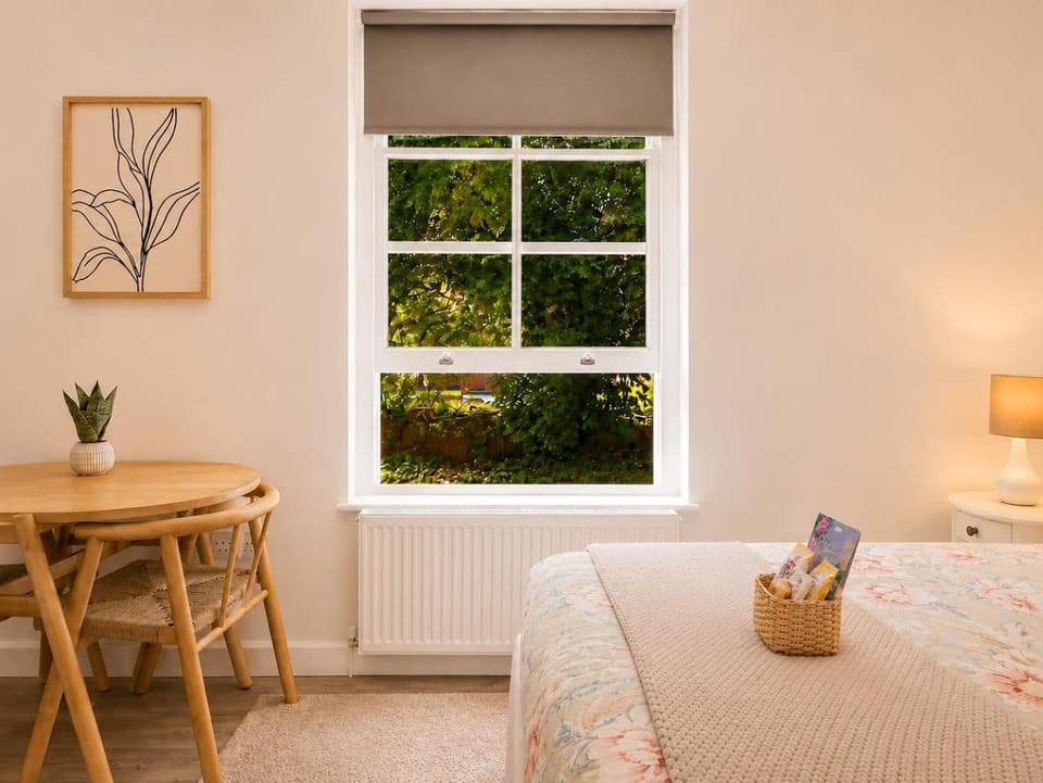 Bright 4BR-4BA Homestay in Kingston Free Parking House in Kingston upon Thames