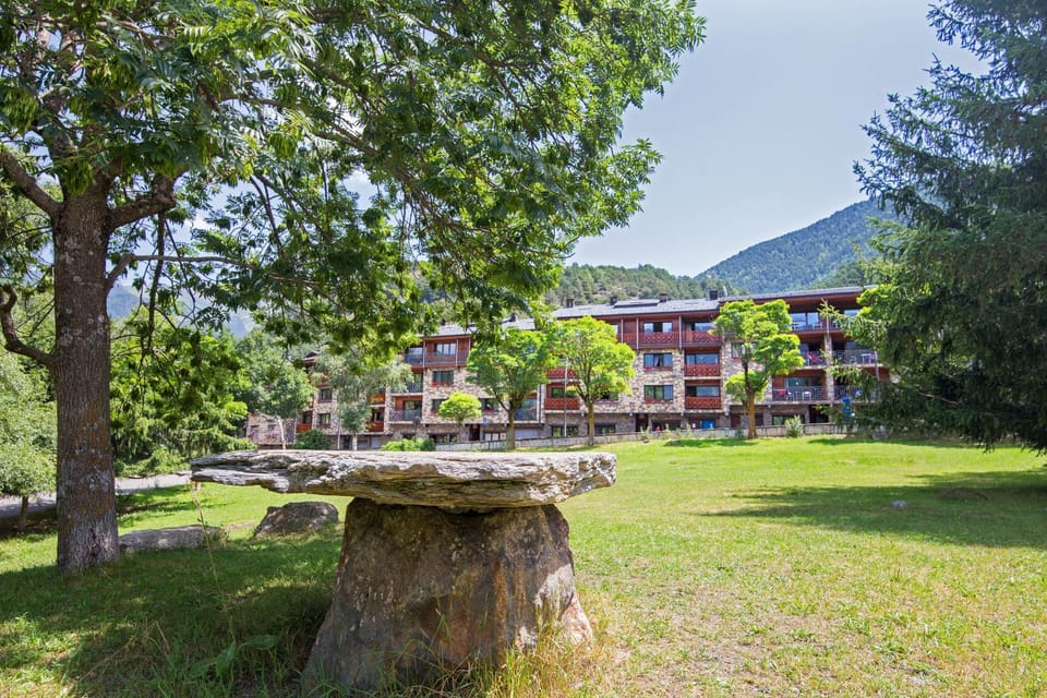 Property building, Facade/entrance, Garden, Garden view, Mountain view