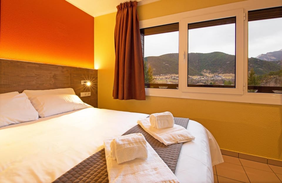 Bed, Photo of the whole room, Bedroom, Mountain view