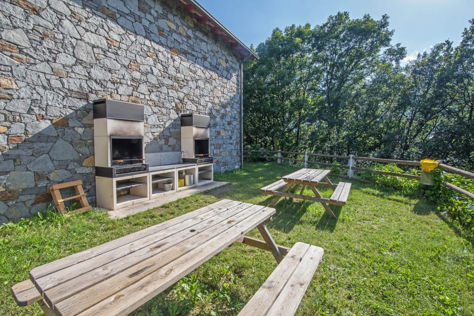 Off site, BBQ facilities, Garden, Entertainment, Internal: Not applicable to any particular room