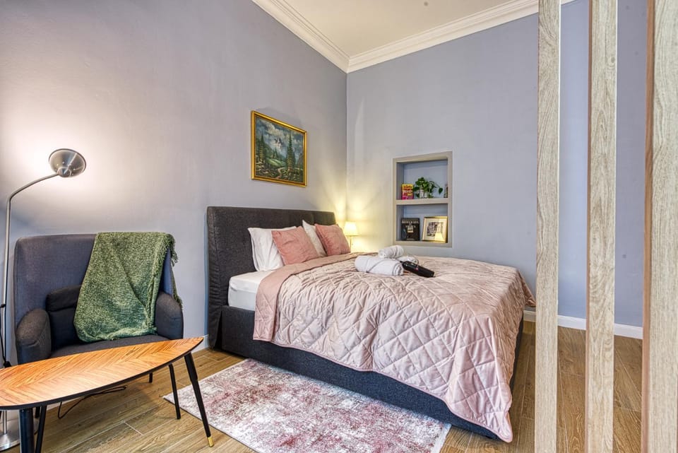 Bed, Living room, Photo of the whole room, Seating area, Bedroom