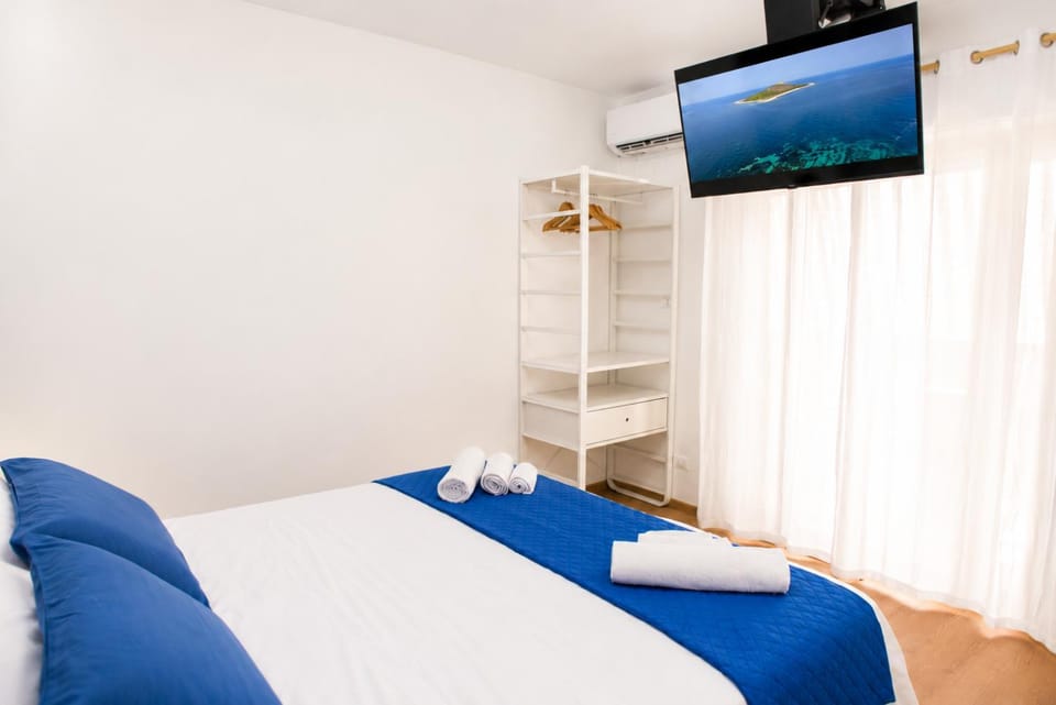Bed, TV and multimedia, Photo of the whole room, Bedroom