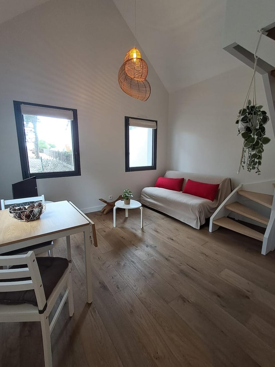TV and multimedia, Living room, Seating area, Dining area