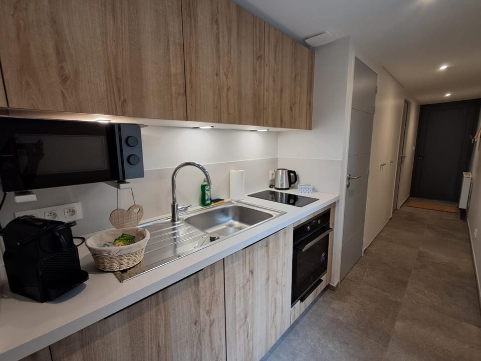 Coffee/tea facilities, Kitchen or kitchenette, microwave, oven, stove, toaster