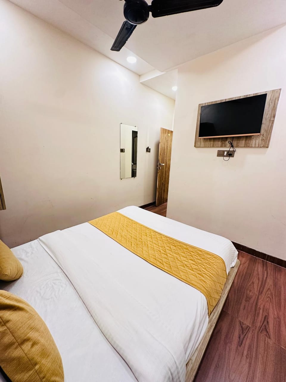 Bed, TV and multimedia, Photo of the whole room, air conditioner