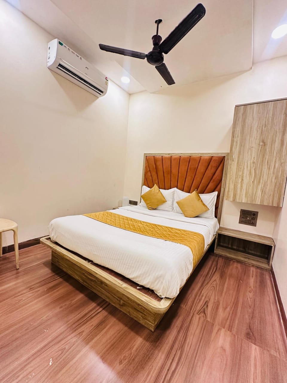 Bed, Photo of the whole room, Bedroom, air conditioner