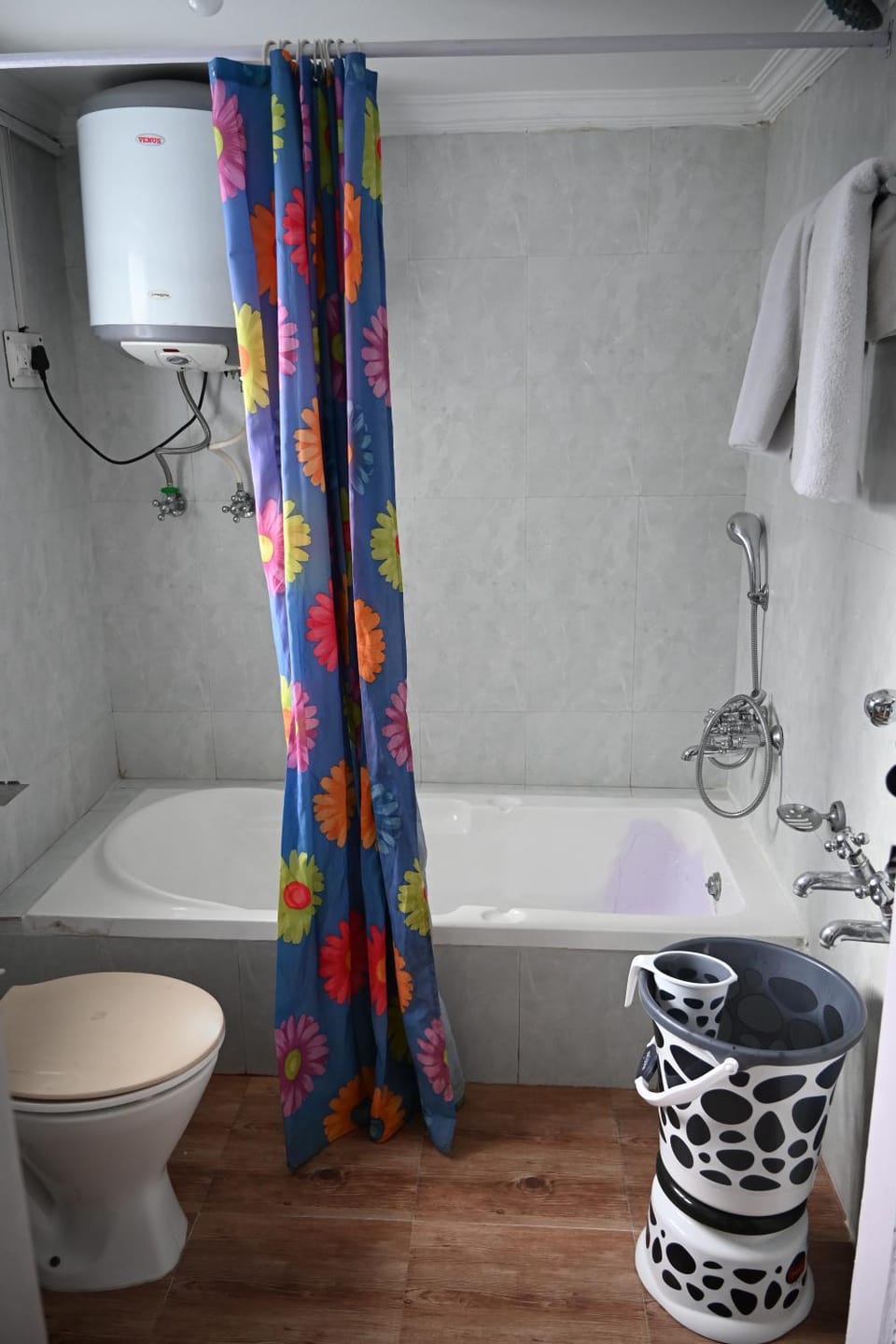 Shower, Toilet, Bathroom, Bath, towels