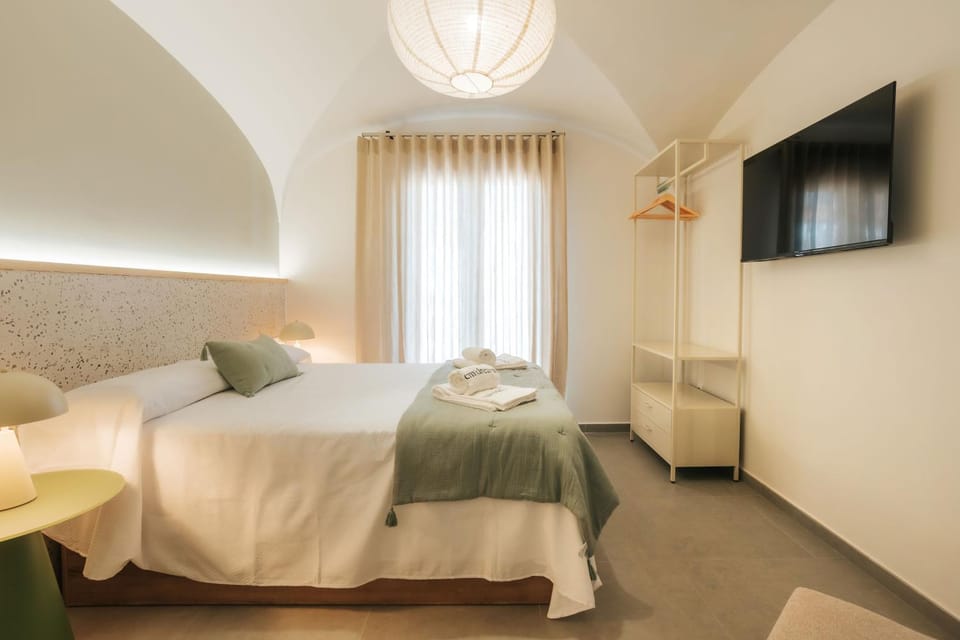 Bed, TV and multimedia, Photo of the whole room, Bedroom, towels