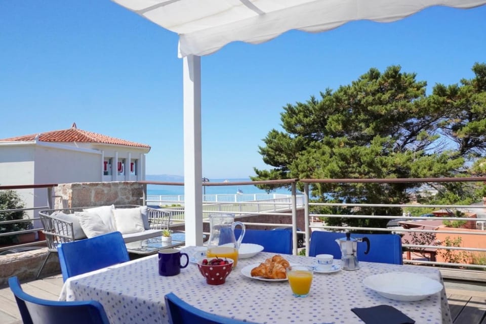 Patio, Natural landscape, View (from property/room), Balcony/Terrace, Dining area, Food, Sea view