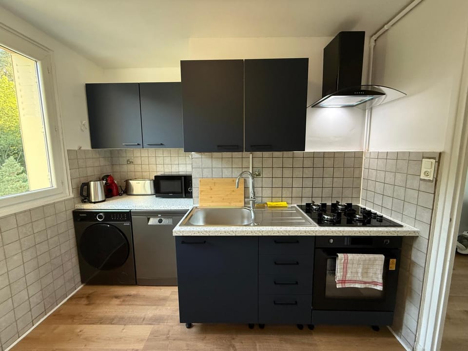 Coffee/tea facilities, Dining area, heating, internet, microwave, oven, stove, kitchen