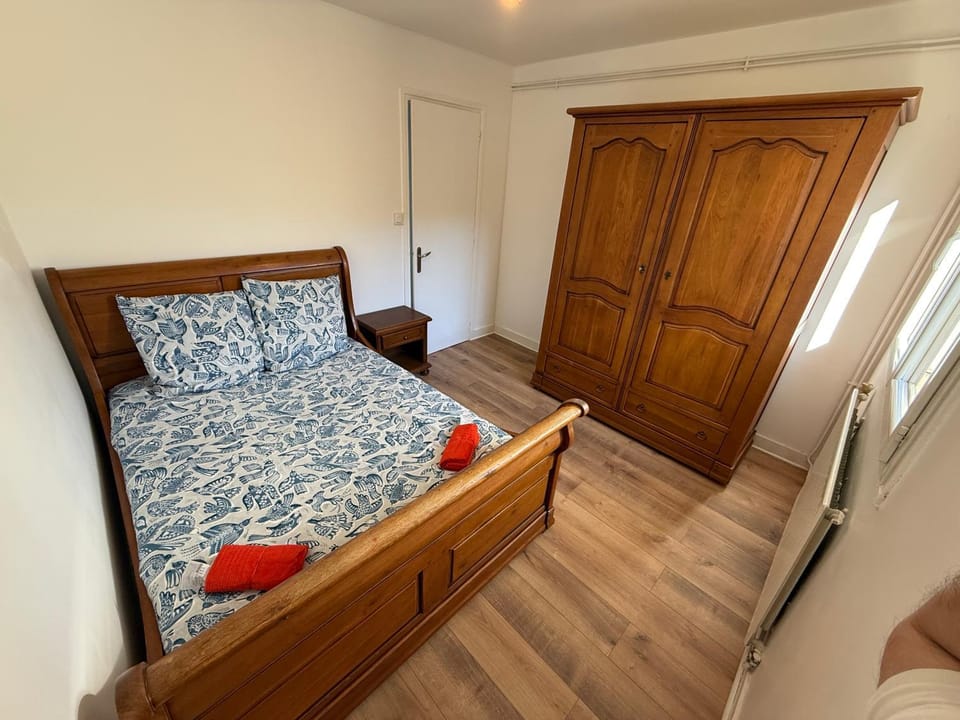 Bed, Bedroom, heating, internet, towels