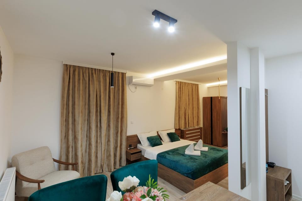 Bed, Photo of the whole room, Seating area, Dining area, Bedroom