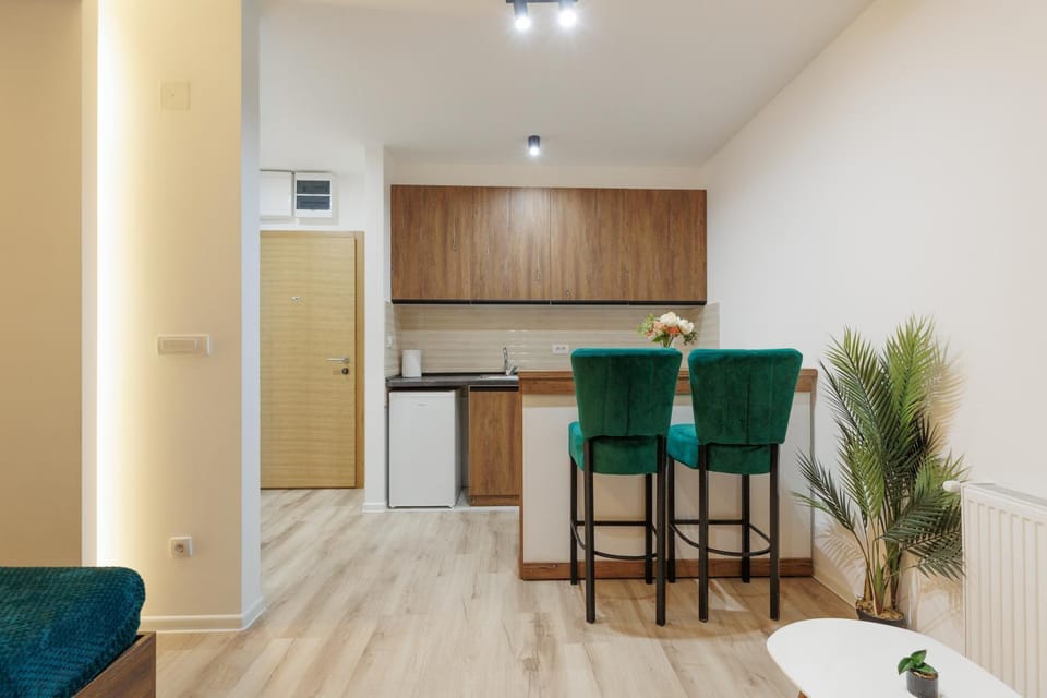 Kitchen or kitchenette, Dining area, minibar, stove