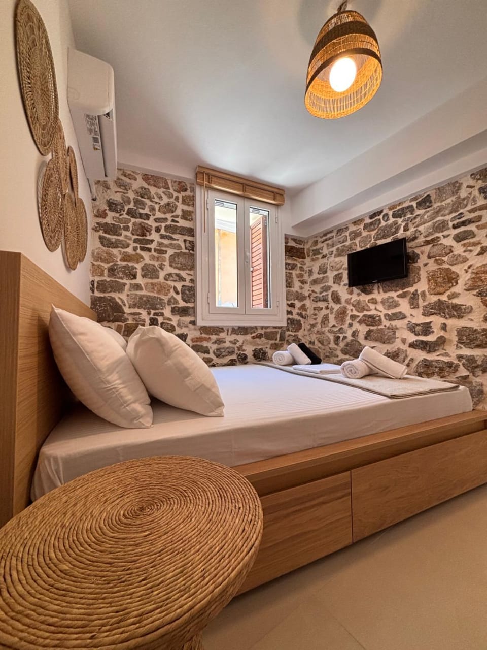 Bed, TV and multimedia, Bedroom, towels
