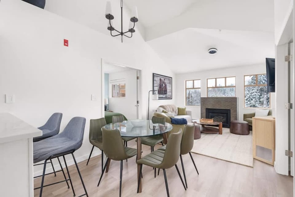 Whistler Village PentHouse, 3 BDR - Walk to Ski Apartment in Whistler
