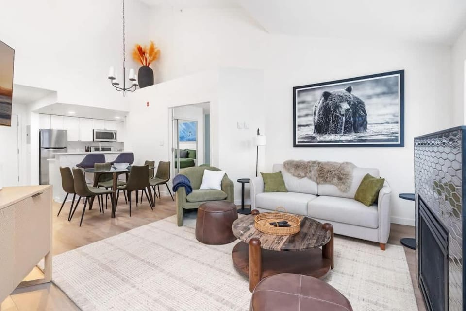 Whistler Village PentHouse, 3 BDR - Walk to Ski Apartment in Whistler
