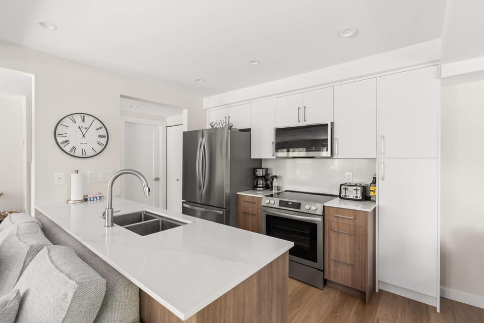 Luxury 3-Bed Whistler Village - Private Hot Tub Apartment in Whistler