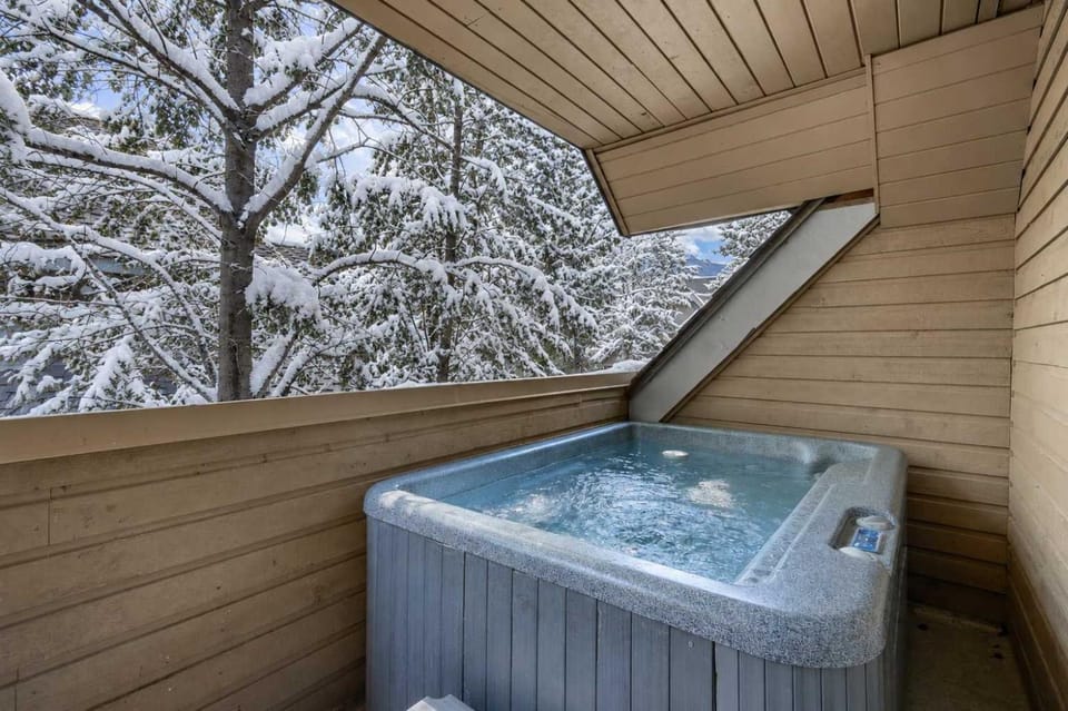 Luxury 3-Bed Whistler Village - Private Hot Tub Apartment in Whistler