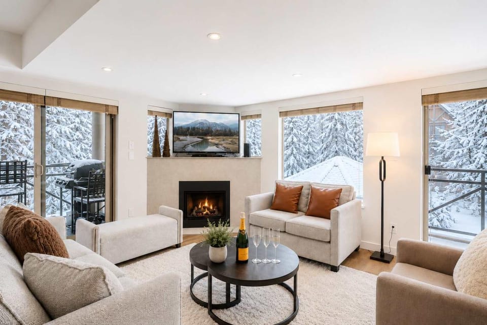 Luxury 3-Bed Whistler Village - Private Hot Tub Apartment in Whistler