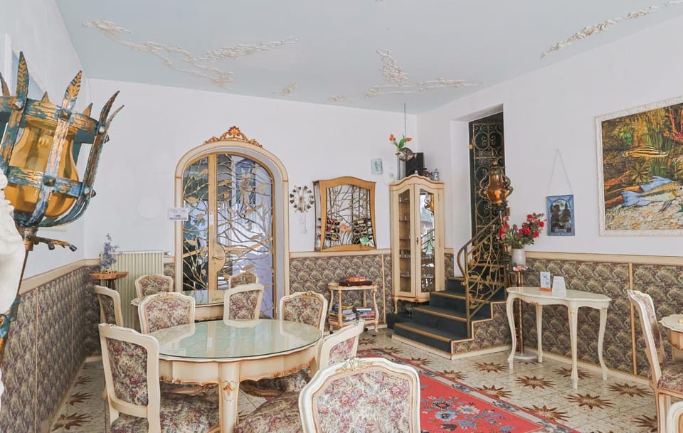 Game Room, Dining area