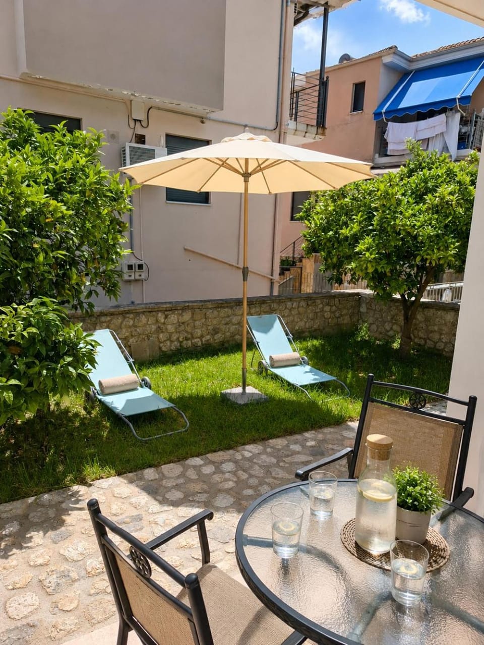 Garden, Seating area, Dining area, Garden view