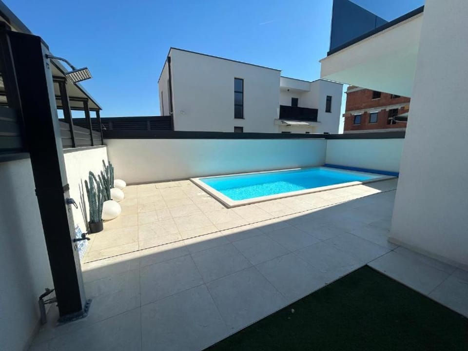 Property building, Day, Pool view, Swimming pool, sunbed